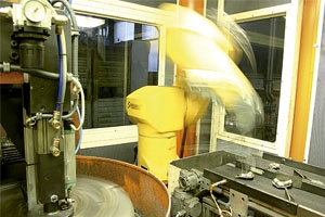 Robot rebabado piezas laton Robot rebabado piezas laton